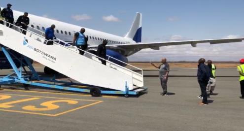 قبل المباراة بـ 6 ساعات.. لحظة وصول طائرة بوتسوانا استعدادًا لمواجهة منتخب مصر (فيديو)